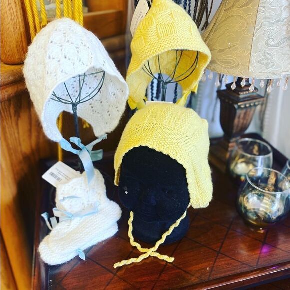 Vintage White Knit Baby Bonnet and Booties with Blue Ribbon - Picture 6 of 6